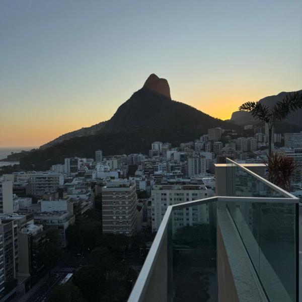 IPANEMA Quarto com Ar Condicionado e Banheiro Privativo com Vista Cristo Redentor e na Praia de Ipanema na Av Vieira Souto - Apt Compartilhado