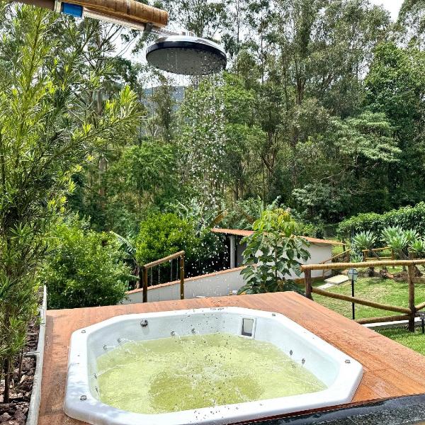 Chalé com Área Gourmet Incrível e Jacuzzi