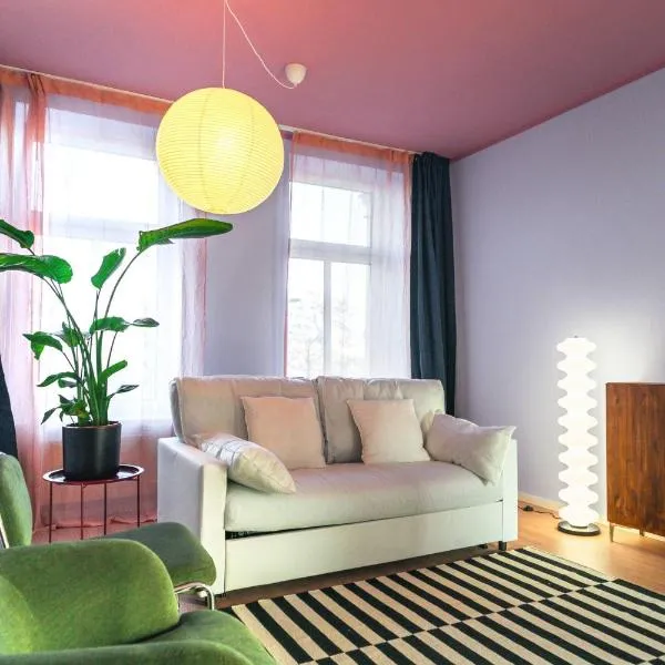 Zentrumsnahe 2-Zimmer Wohnung mit privatem Parkplatz und Balkon, hotel a Lipsia