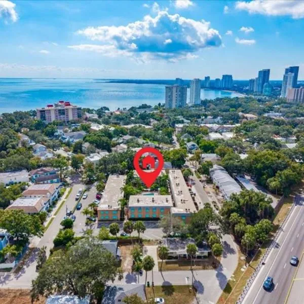 Free Parking - Pool - Bayshore Resort-Style 2BD, hotel in Tampa