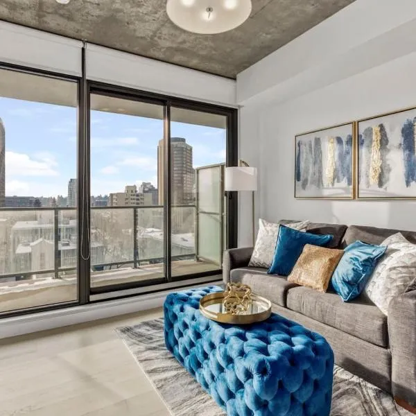 Spacious and Stylish Modern Condo in Calgary, ξενοδοχείο στο Κάλγκαρι