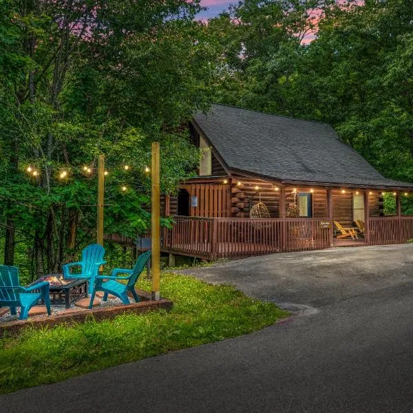 Mountain Whispers Cabin - Location, HotTub, Firepit, Infinity Games, 6 mins to Parkway & Dollywood!, hotel u gradu 'Sevierville'