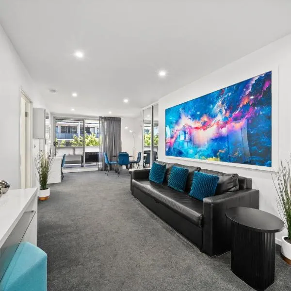 2BR Apt Gungahlin Square Luxe Super Central Wifi Wine Secure Parking, hotel u gradu Kanbera