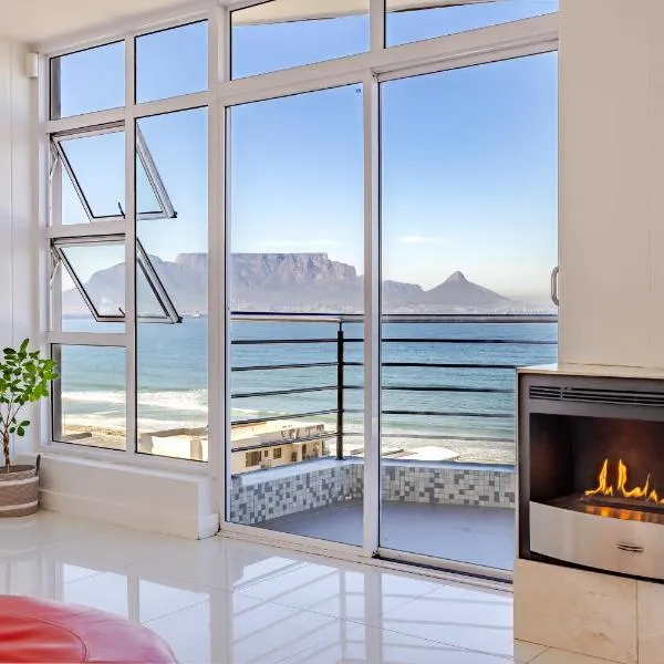 Luxury Beachfront Bliss - Ocean & Mountain Views, hotel en Bloubergstrand