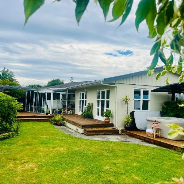 The Secret Garden - Family Home with Hot Tub, Central, Hotel in Motueka