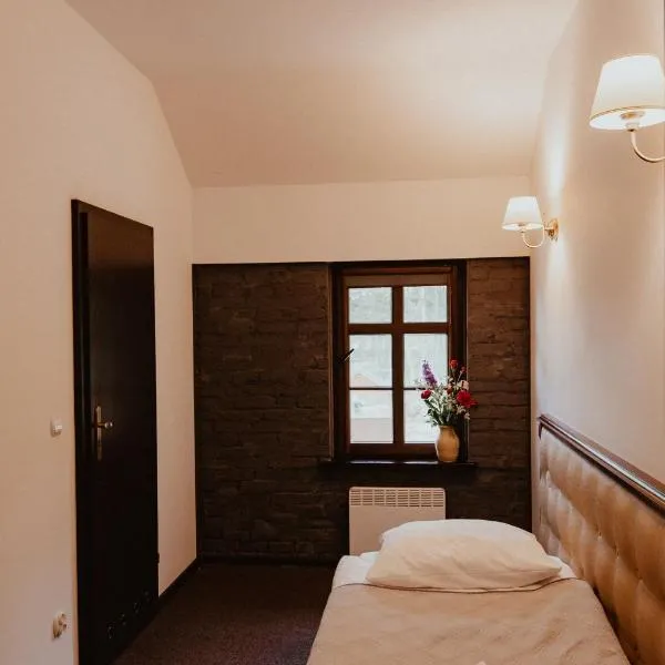 Zamek Bożejów - Kuźnia, hotel u gradu 'Radomierowice'
