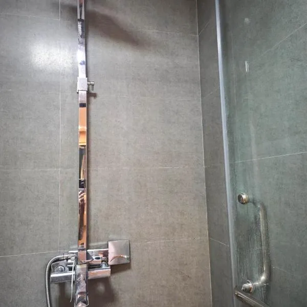 J&J guest house, hotel in Hanoi
