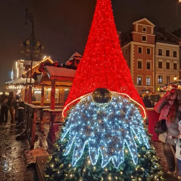 Rynek pod Fredrą, hotel i Wrocław
