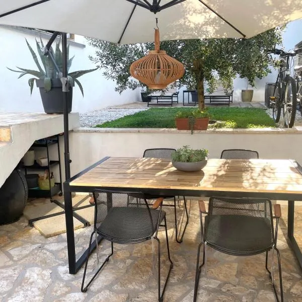 Great outdoor living steps away from the beach، فندق في سوتيفان