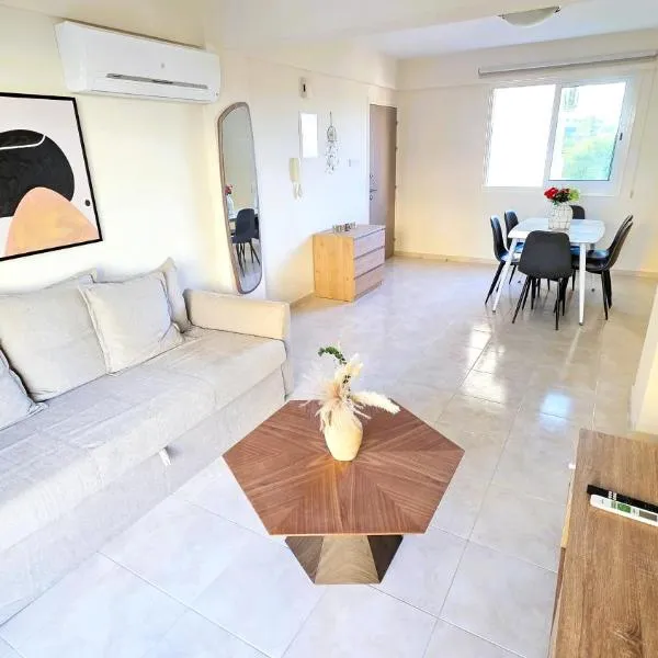 2BR Apartment with Pool & Free Wi-Fi, hotel a Larnaka