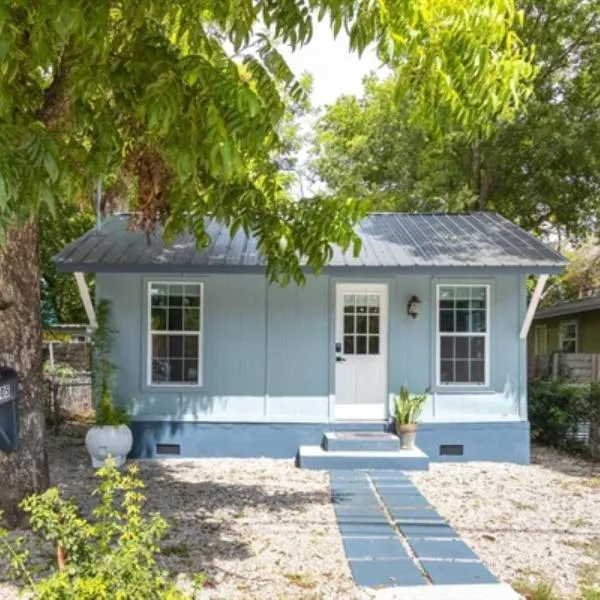 SXSW ready at Cultural Heritage Award winning home -Walk to 6th St, BBQ & Shops, hotel din Austin