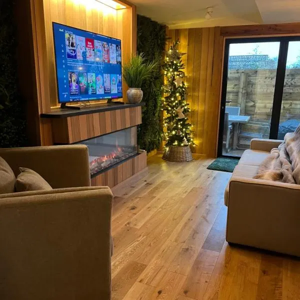 White River Retreats luxury lodges with Private Wood Fired Hot Tub, hotel in Chwilog