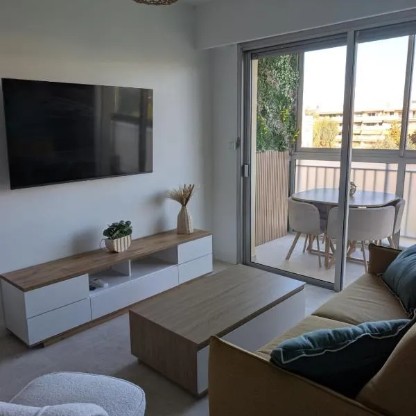 T2 cosy proche de Nice - a 2 min à pied de la plage, hotel in Cagnes-sur-Mer