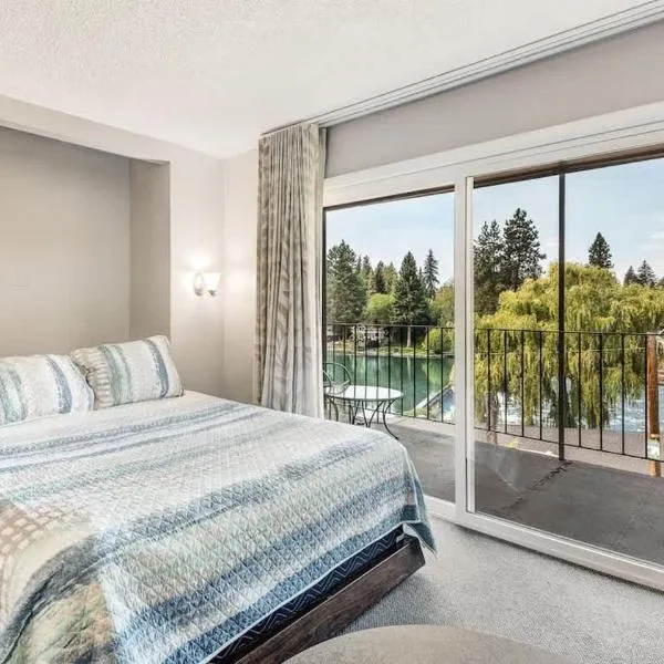 Riverfront Condo-No Better Place in Bend, hotel i Bend