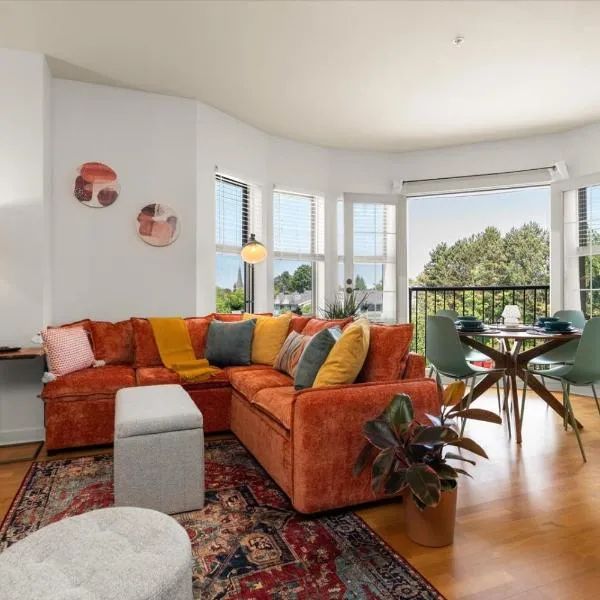 Free Parking - Chic King Bed - 95 Walk Score - Huge Patio!, Hotel in Seattle