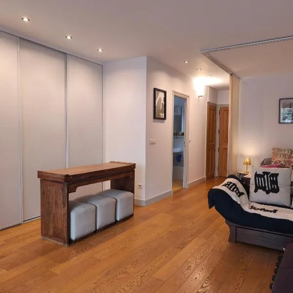 Apartment 10 mn from Champs-Élysées PARIS, hotel v destinaci Neuilly-sur-Seine