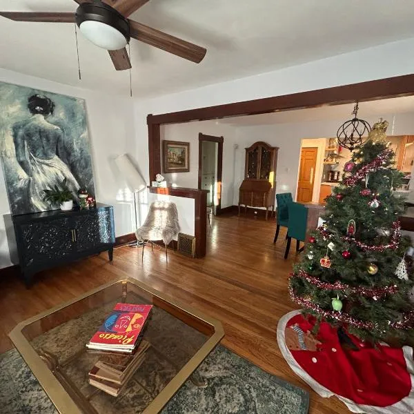 A Beautiful 1920's classic in the Heart of it All-Coffee, Dining, & medical care nearby，位于丹佛的酒店