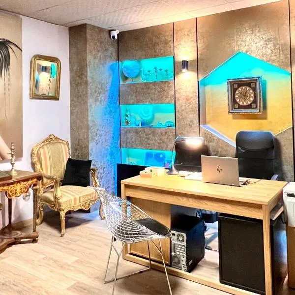 Alicante में, होटल HOSTEL Pepper-Gold -STEP-FREE ENTRANCE -car- free Space-no nois-3 minutes from Port -BED ROOMS 8 GUEST 55 M2 AND 8 GUEST 65 M2