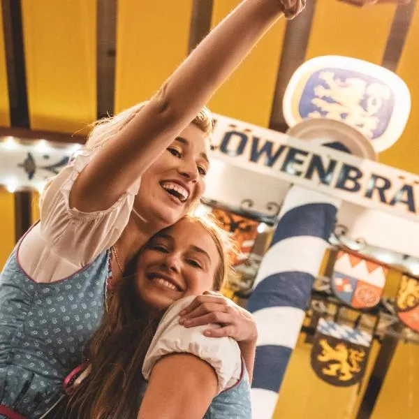 Original Bavarian Oktoberfest Camping Village Breakfast & Beer Included，位于慕尼黑的酒店