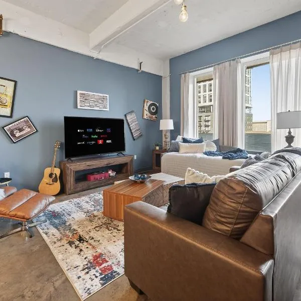 Spacious 1BR loft with flexible group sleeping, hotel v mestu Dallas