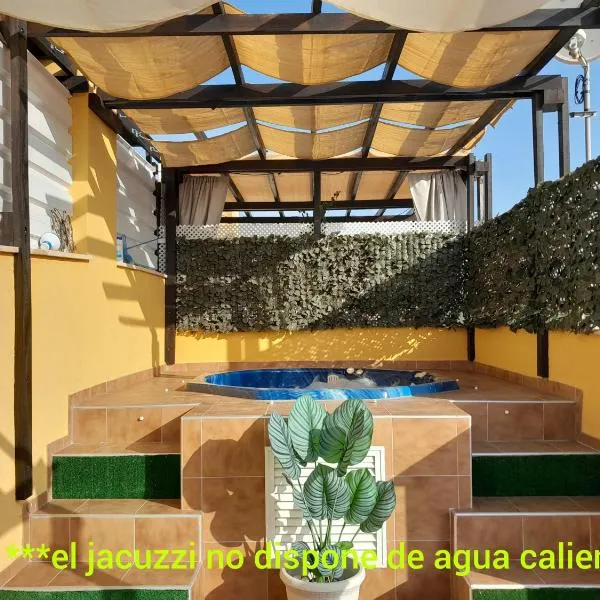 Preciso atico con jacuzzi en Laguna Beach, Hotel in Vera