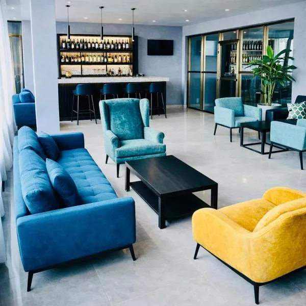 Tris Estates Hotel & Suites, ξενοδοχείο σε Dwarzohn