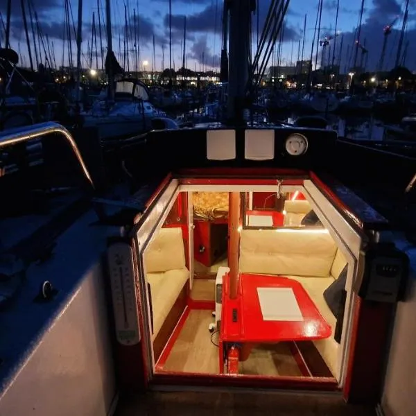 Voilier tout confort Netflix Parking Starlink – hotel w mieście Cherbourg en Cotentin