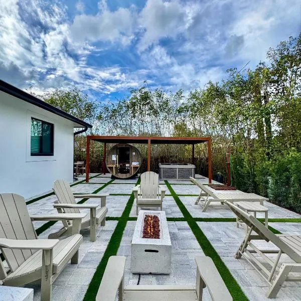 Velvet Bloom - Bubbling Spa Retreat with Sauna & Jacuzzi, hotel a Naples