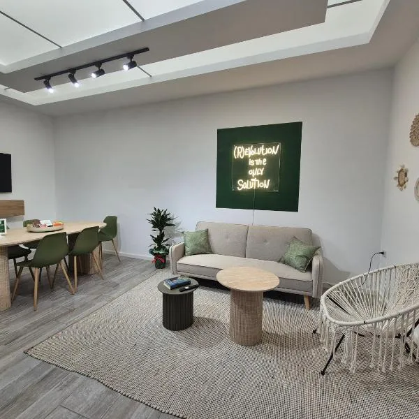 Vico V - Molfetta Luxury Apartment - Central, Near Port, New - Fast Wi-Fi, hotel en Molfetta