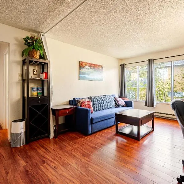 Modern One Bedroom Unit, Sofa Bed, Adjustable Queen Bed, 75 Inch Smart TV and Indoor Secure Parking, hotel a Albany