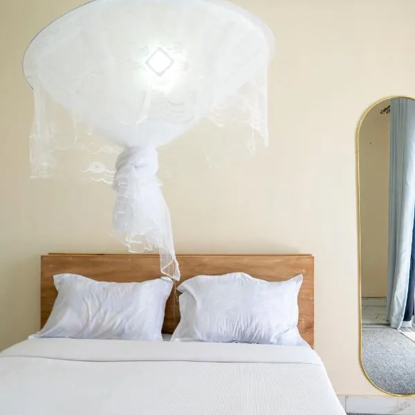 1 minute walk to Victoria Mall, ξενοδοχείο σε Εντέμπε