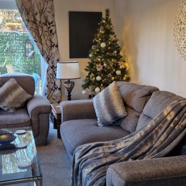 Stunning Fir Trees Corner 3 bedroom detached Executive house with free drive way parking for 2 vehicles 1 mile from M5 dogs welcome, hotel in Worcester