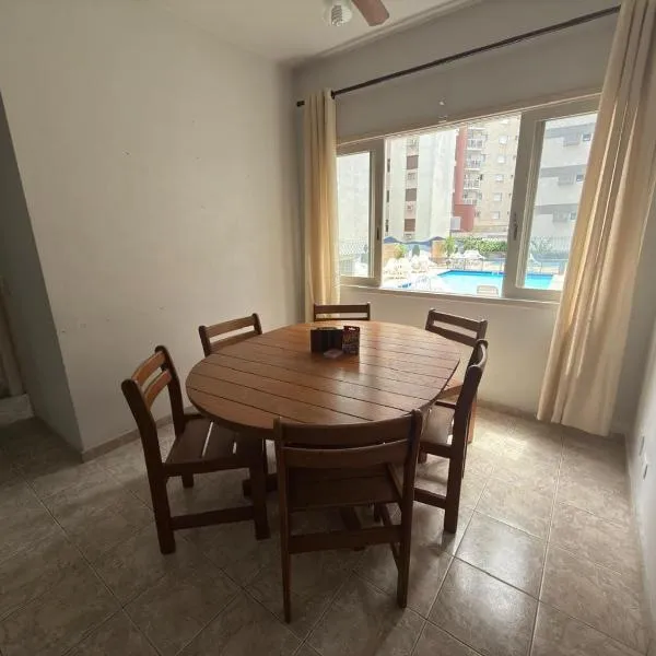 Aconchegante e à 400 metros na Praia da Enseada, hotel v destinaci Guarujá