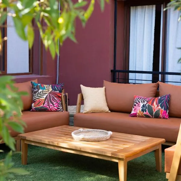 Accès direct piscine - appartement avec jardin,馬拉喀什的飯店