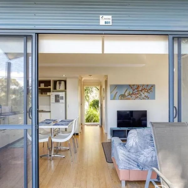 Preston Beach में, होटल Relaxing Beach shack at the Footprints complex