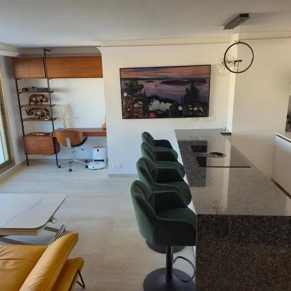 Exceptional apartment, Sea view ,Terrace、アンティーブのホテル