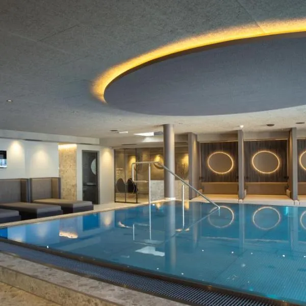 Aparthotel Familiaris - Family Apartments - Pools & Spa in Dolomites: Valdaora şehrinde bir otel