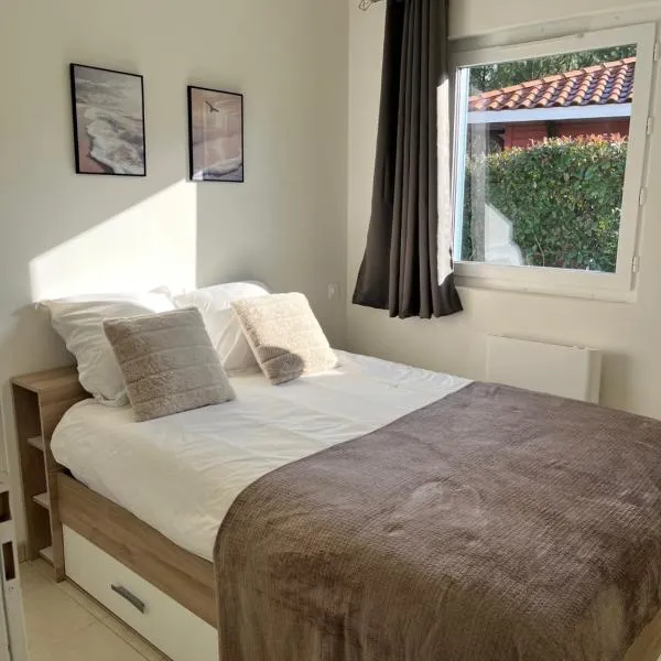 Charmante villa, hotell i Parentis-en-Born