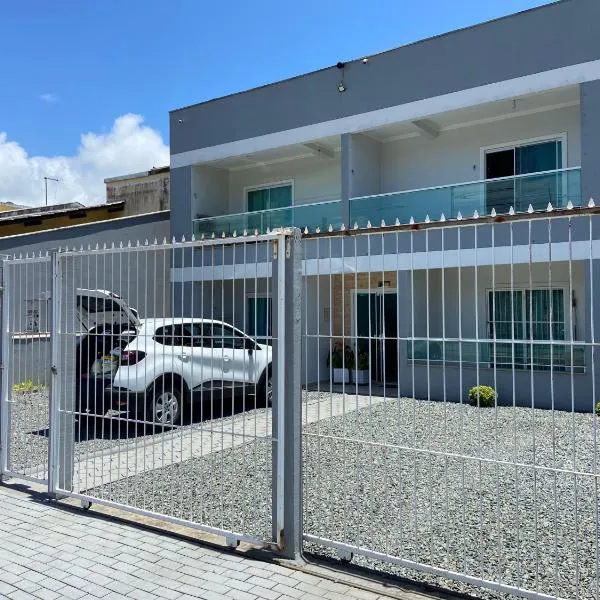 Lindo apartamento em umas das mais belas praias do litoral catarinense, hotel en Piçarras