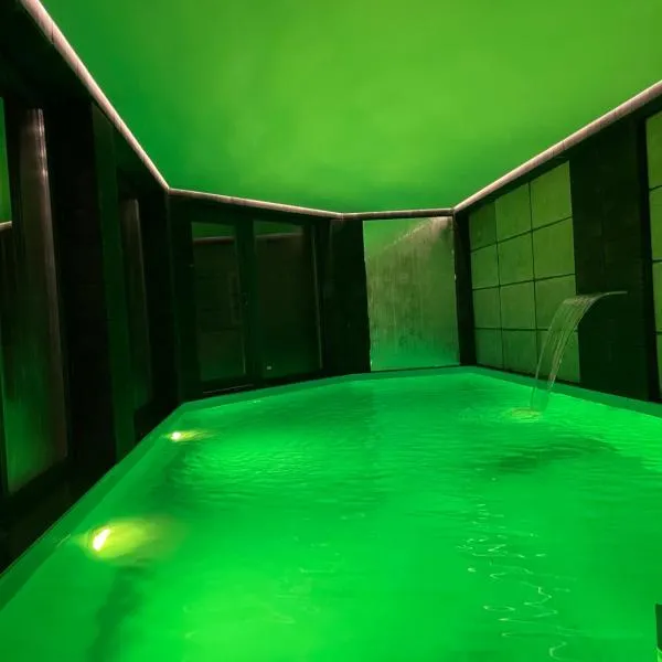 Кам'яний двір, Hotel in Mykulytschyn