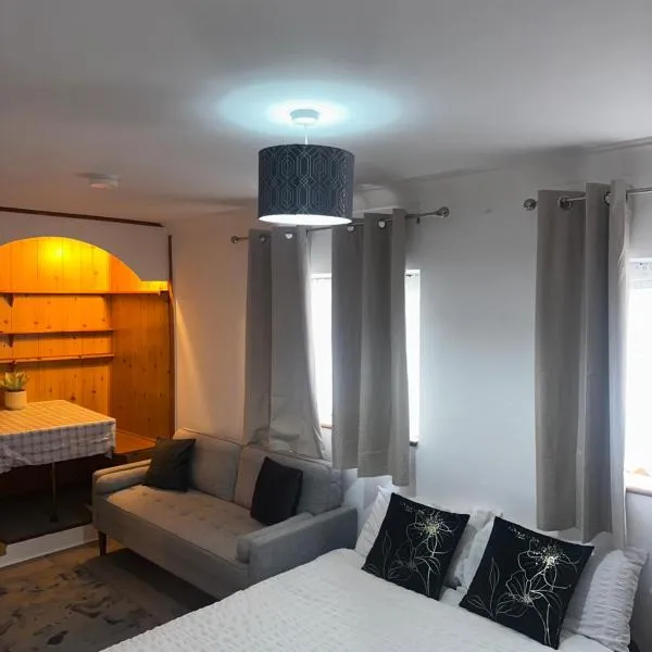 Clayburn Spacious Large Double Room, отель в городе Базилдон