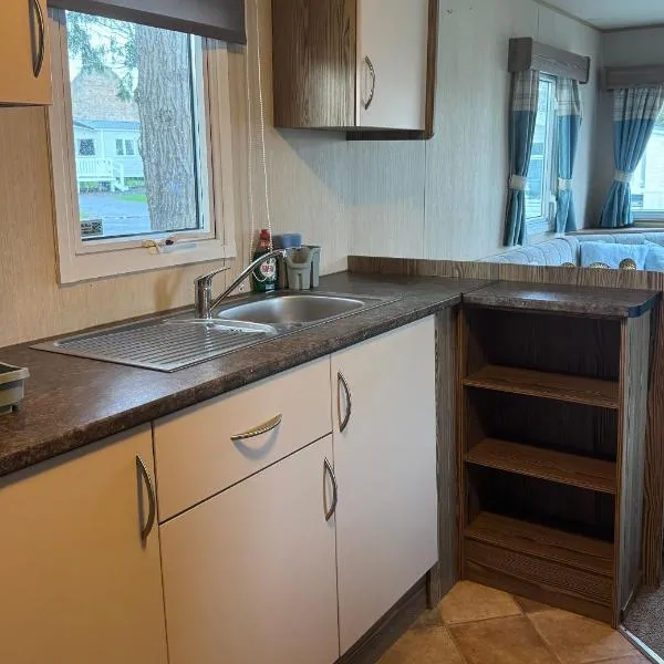 Cozy Caravan at Tower Lawn, Haggerston Castle Perfect Family Getaway, Hotel in Berwick-upon-Tweed