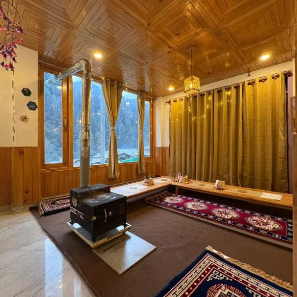 The Pahadi Soul Stay and Café, hotel i Jibhi