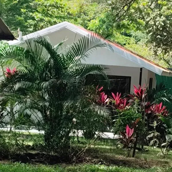 Cabañas Mantas, hotel en Tárcoles