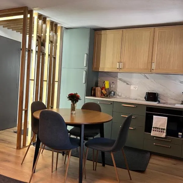 Cosy studio for 4 near ski lift, CRETES B24, hotel en Les Collons