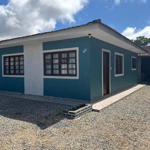 Casa de Praia Completa de 3 quartos a Poucos Metros do Mar, hotel in Bombinhas
