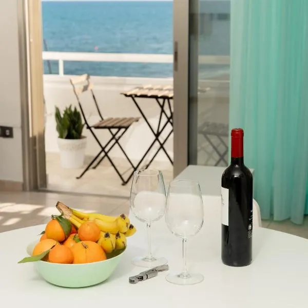 Stunning Mackenzie Sea Views Beach Flat,1 Bedroom, hotel i Larnaca
