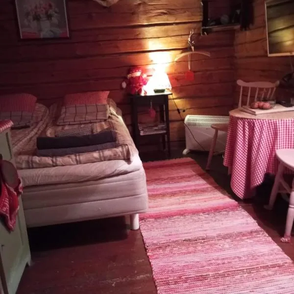 Romantic countryside SAUNA Cottage, hotel in Maakeski