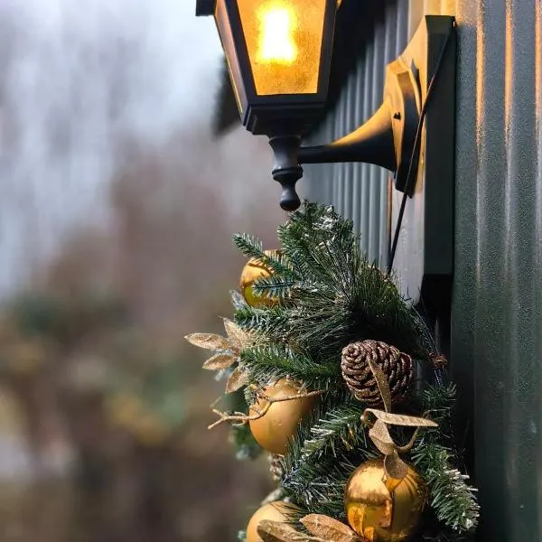 Bell Nook- Shepherd's hut with a spacious wood-fired hot tub, hotel din Tonbridge