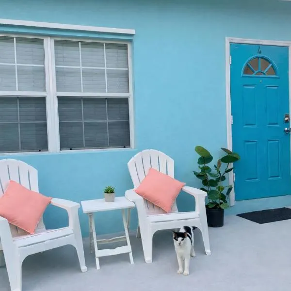 SUITE 4, BLUE PAVILION - Steps to BEACH, hotel v destinaci West Bay